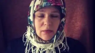 Старушка не спеша дорожку перешла