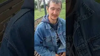 С четырёх лет живет на улице😢