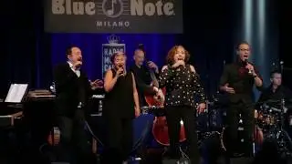 The Manhattan Transfer sign the Blue Note Milano Wall Of Fame!