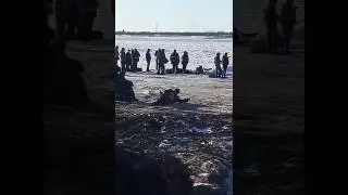 Мужики едут уставшие с вахты