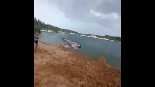 В спешке крутанул корк на берегу озера