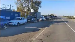 Нижнеомский район. К временно открытой колонке — километровые очереди в разгар уборочной страды.