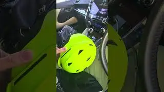 Упал на сноуборде и сломал свой шлем