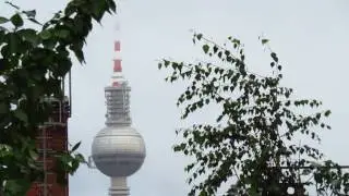 Wolken am Fernsehturm Berlin