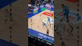 Defenders see Luka leaving Aleksej Nikolic open #fiba #basketball #slovenia #guard #cedevitaolimpija