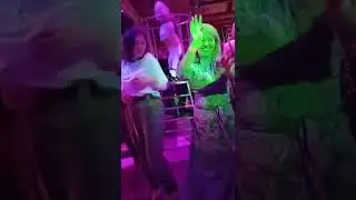 Вечерело, солнце село, проявляться дамы вышли все равно ВОЙНа.
