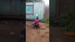 شاهدوا كيف تداعب هذه المرأة الكرة أحسن من بعض اللاعبين 