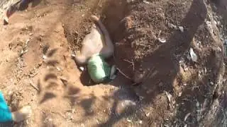 Жесть! Заживо закопали человека! Индия