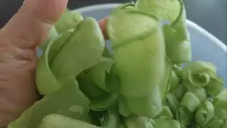 Bezelye kabuklarını sakın çöpe atmayın Do not throw away pea shells in the trash