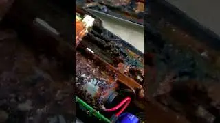 НЕ РАБОТАЕТ Электронный ручник.Может проводок подкрутить...