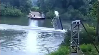 Stahlseil im Weg: Polizeiboot macht Salto im Fluss