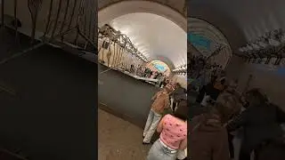 Створки гермозащиты начали неожиданно закрываться в метро.  Москва