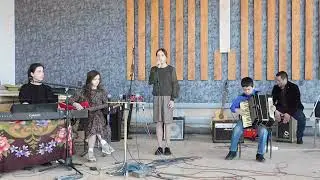 В часы тревог...