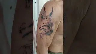 Тату рысь на плече