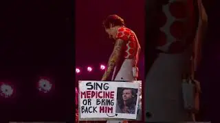 Harry styles reading fans sign ( Sing medicine or bring him back )