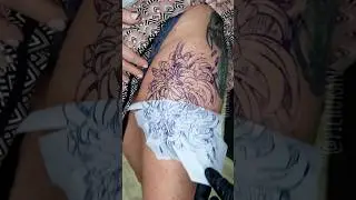 Тату хризантема на бедре