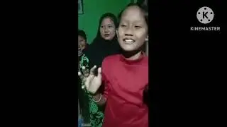 ada keanehan pada anak baju biru perhatikan dengarkan