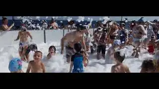 Пенные пляски детей на берегу Красного моря