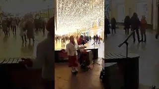 Уличные музыканты. Нажмите два раза на экран. 