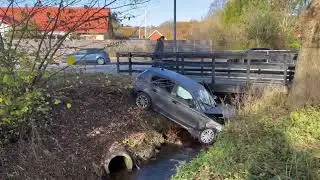 Bil ender i vandløb efter alvorligt uheld