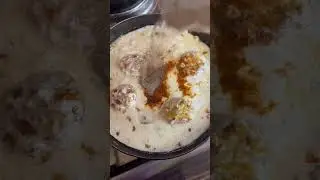 Спагетти с фрикадельками и грибами в сливочном соусе