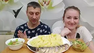 СКОЛЬКО ЛЕТ, СКОЛЬКО ЗИМ😄 МУКБАНГ СКУМБРИЯ С КАРТОФЕЛЬНЫМ ПЮРЕ#mukbang #asmrrussia