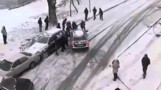 Человек остановил машину рукой!