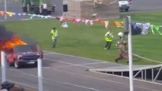 Каскадер на горящем автомобиле