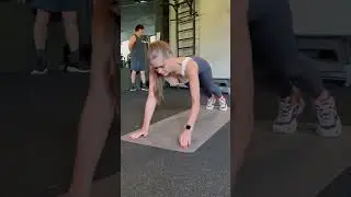 Учим девушку отжиматься🦧 1 тренировка💁‍♀️ 