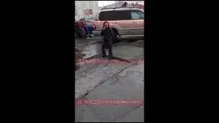 Сургутянка повредила авто, попав в яму на дороге