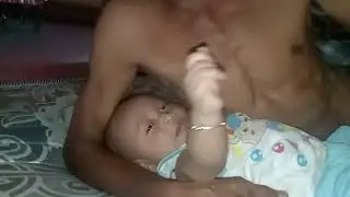 Dunia sudah terbalik😅 bapak menyusui anak nya,,❤️💕🥰🤣