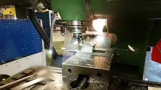 Fräsning - slowmotionfilmad - milling chips flying in slowmotion