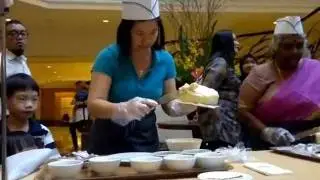 This mother can decorate a cake!