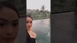 Cewek sexy berenang di kolam