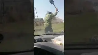 ЧЕЛОВЕК С ЛОПАТОЙ ЛОМАЕТ КАМЕРУ НА ТРАССЕ