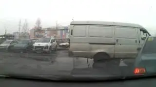 Жена соседа учится парковаться