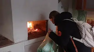 Украина.Топим печь в кухне и греемся. Газ отрезали пока нас не было дома😯