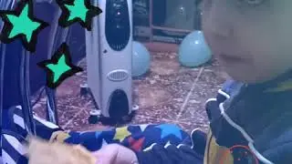Дети. Котька ест блинчик