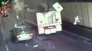 Truck Crashes into Tunnel roof in Sydney