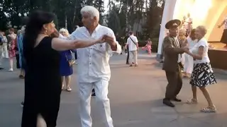 Наш незаконченный роман!🕺💃👍/Танцы в парке Горького Харьков 2021