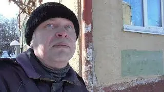 Мужик возле дома на микрорайоне