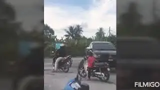 Budak bawak motor (budak kecik atau motor yang besar?)