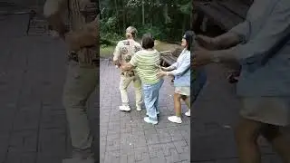 Отдыхали в парке большой семьёй...