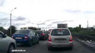 Омск. Автобус решил повернуть по встречке