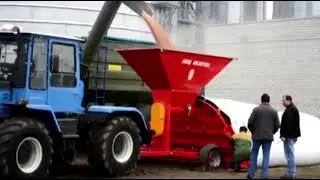 Зерно-упаковочная машина ЗПМ 180 и трактор ХТЗ-17221 пакуют на току | Как мы храним зерно в рукавах