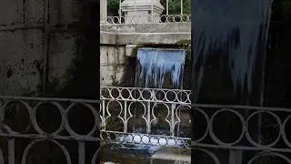 Стеклянная струя в парке 