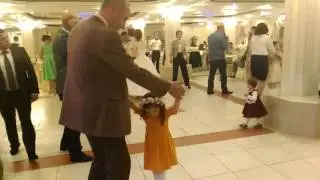 Папа с дочкой танцует на свадьбе 29 мая 2016 г.