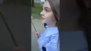 Маленькую Дусеньку ведёт в школу старшая сестра))