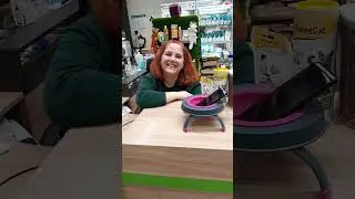Подставка для телефона в зоомагазине 