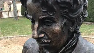 Escultura de Bécquer  y cementerio templario becqueriano en Soria